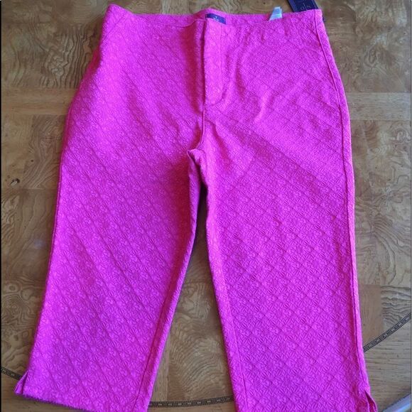 NYDJ QUALITY Textured Fuschia Fun Capris! - Picture 1 of 9